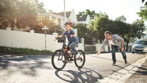 como ensinar filho andar de bicicleta