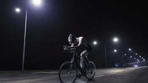 pedalar à noite